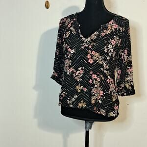 Maurices 3/4 Sleeve Tunic Size MD.. Keyhole Front Fasten.. Black Floral Print